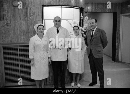 Ärzte und Krankenschwestern in einem Krankenhaus in Madrid, 1963 Stockfoto