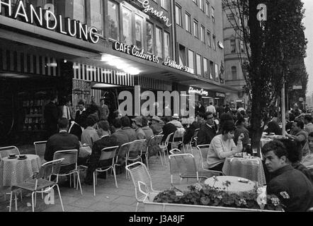 "Gäste bei '' Cafe Cadore'' in der Leopoldstraße, 1963" Stockfoto
