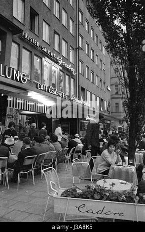 "Gäste bei '' Cafe Cadore'' in der Leopoldstraße, 1963" Stockfoto