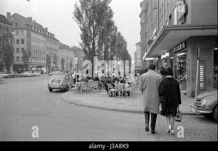 "Gäste bei '' Cafe Cadore'' in der Leopoldstraße, 1963" Stockfoto