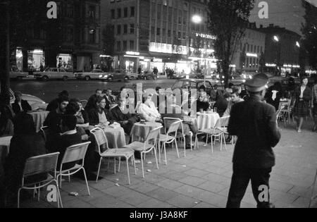 "Gäste bei '' Cafe Cadore'' in der Leopoldstraße, 1963" Stockfoto