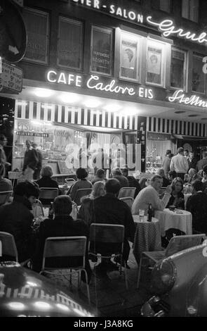"Gäste bei '' Cafe Cadore'' in der Leopoldstraße, 1963" Stockfoto