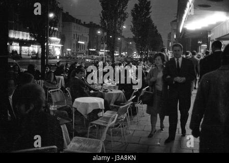 "Gäste bei '' Cafe Cadore'' in der Leopoldstraße, 1963" Stockfoto