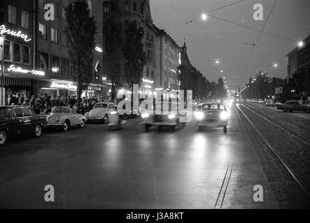 Die Leopoldstraße in München am Abend, 1963 Stockfoto