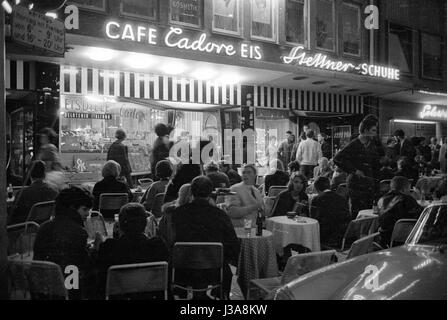 "Gäste bei '' Cafe Cadore'' in der Leopoldstraße, 1963" Stockfoto