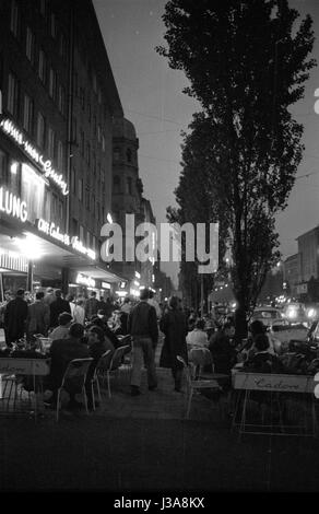 "Gäste bei '' Cafe Cadore'' in der Leopoldstraße, 1963" Stockfoto