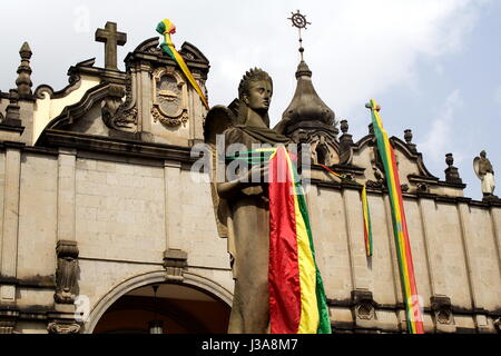 Ein Engelsstatue drapiert in den äthiopischen Nationalfarben, steht man vor Holy Trinity Cathedral, Addis Abeba, Äthiopien. Stockfoto