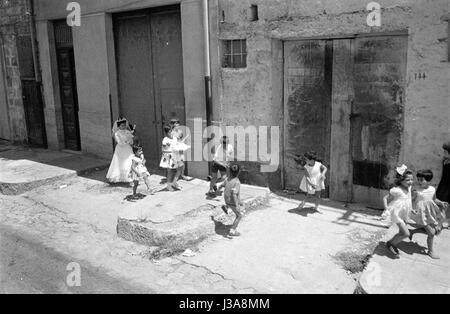 Kinder auf ihrem Weg zu einer Kommunion Zeremonie in Palermo, 1963 Stockfoto