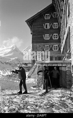 Skifahrer mit Ausrüstung am Weißseehaus, 1962 Stockfoto