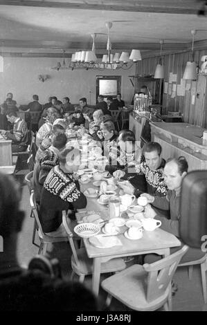 Skifahrer beim Mittagessen im Restaurant des Weißseehaus, 1962 Stockfoto