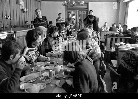 Skifahrer beim Mittagessen im Restaurant des Weißseehaus, 1962 Stockfoto