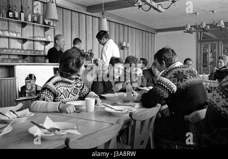 Skifahrer beim Mittagessen im Restaurant des Weißseehaus, 1962 Stockfoto