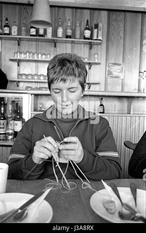 Skifahrer stricken in der Lounge des Weißseehaus, 1962 Stockfoto