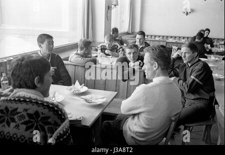 Skifahrer, die sprechen in einem Restaurant, 1962 Stockfoto