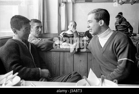 Skifahrer, die sprechen in einem Restaurant, 1962 Stockfoto