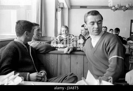 Skifahrer, die sprechen in einem Restaurant, 1962 Stockfoto