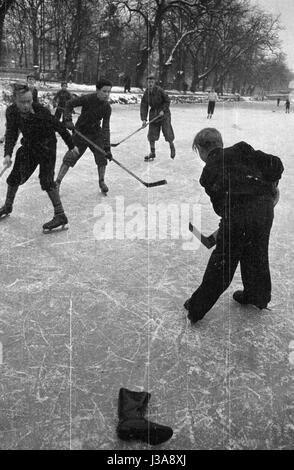 Kinder spielen Eishockey auf dem zugefrorenen Nymphenburger Kanal, 1961 Stockfoto