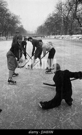 Kinder spielen Eishockey auf dem zugefrorenen Nymphenburger Kanal, 1957 Stockfoto