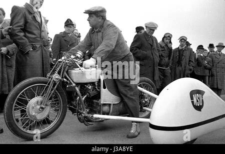 "Hermann Böhm auf der NSU '' Delphin III'', 1951" Stockfoto