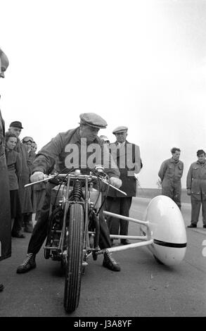 "Hermann Böhm auf der NSU '' Delphin III'', 1951" Stockfoto