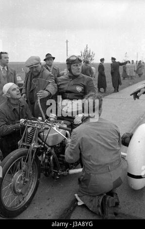"Hermann Böhm auf der NSU '' Delphin III'', 1951" Stockfoto