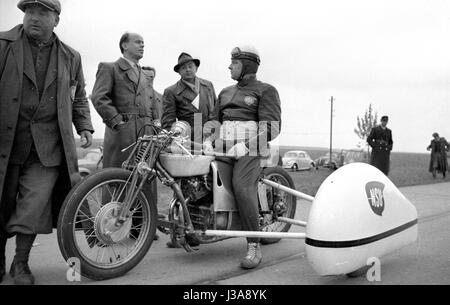 "Hermann Böhm auf der NSU '' Delphin III'', 1951" Stockfoto