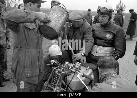 "Hermann Böhm auf der NSU '' Delphin III'', 1951" Stockfoto