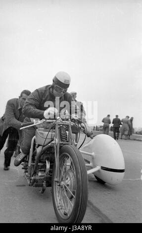 "Hermann Böhm auf der NSU '' Delphin III'', 1951" Stockfoto