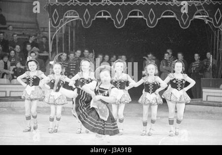 Zwerge führen in einem Zirkus, 1953 Stockfoto