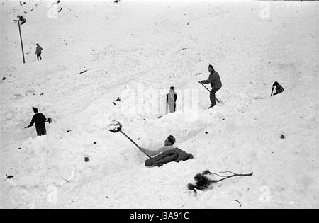 Bergretter in Aktion nach einer Lawine, 1961 Stockfoto