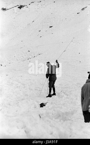 Bergretter in Aktion nach einer Lawine, 1961 Stockfoto