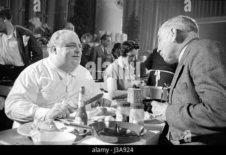 "Die '' Hertie Kochparade'' (Hertie Cooking Challenge) in der Kongresshalle des Deutschen Museums in München, 1952" Stockfoto