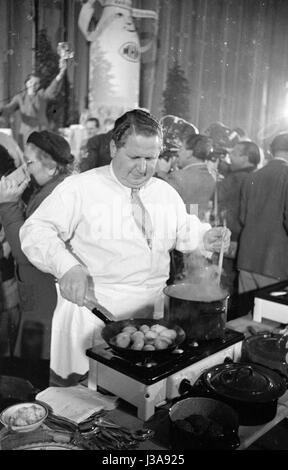 "Die '' Hertie Kochparade'' (Hertie Cooking Challenge) in der Kongresshalle des Deutschen Museums in München, 1952" Stockfoto