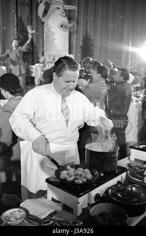 "Die '' Hertie Kochparade'' (Hertie Cooking Challenge) in der Kongresshalle des Deutschen Museums in München, 1952" Stockfoto