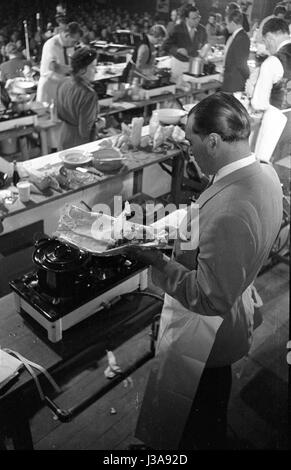 "Die '' Hertie Kochparade'' (Hertie Cooking Challenge) in der Kongresshalle des Deutschen Museums in München, 1952" Stockfoto