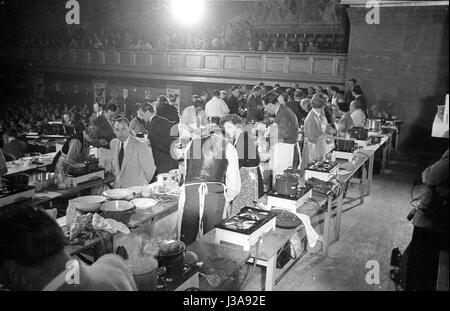 "Die '' Hertie Kochparade'' (Hertie Cooking Challenge) in der Kongresshalle des Deutschen Museums in München, 1952" Stockfoto