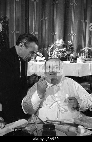 "Die '' Hertie Kochparade'' (Hertie Cooking Challenge) in der Kongresshalle des Deutschen Museums in München, 1952" Stockfoto