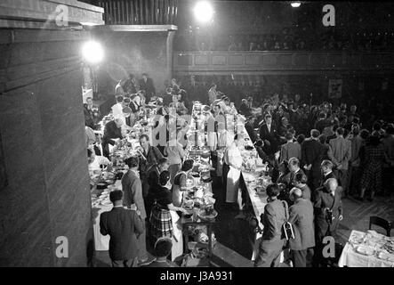 "Die '' Hertie Kochparade'' (Hertie Cooking Challenge) in der Kongresshalle des Deutschen Museums in München, 1952" Stockfoto