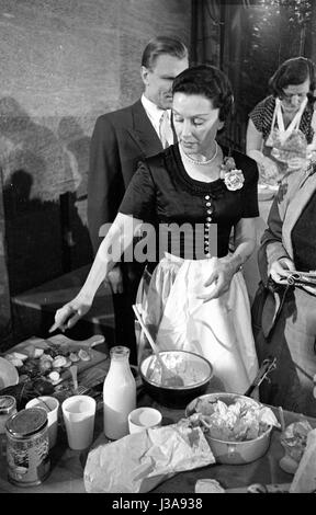 "Die '' Hertie Kochparade'' (Hertie Cooking Challenge) in der Kongresshalle des Deutschen Museums in München, 1952" Stockfoto