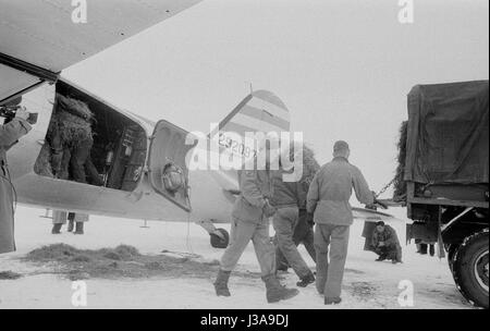 ''' Heu Luftbrücke '' für vom Aussterben bedrohte Wildtiere in den bayerischen Bergen, 1952' Stockfoto