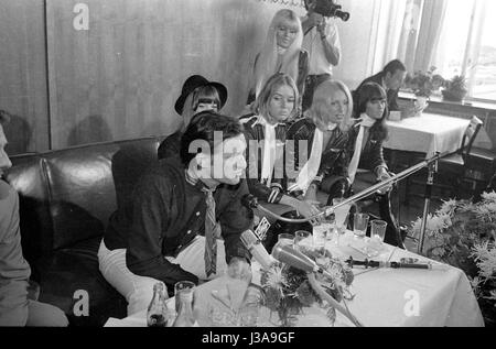 Hugh Hefner auf einer Pressekonferenz in München, 1970 Stockfoto