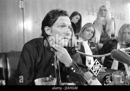 Hugh Hefner auf einer Pressekonferenz in München, 1970 Stockfoto