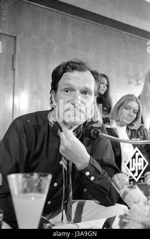 Hugh Hefner auf einer Pressekonferenz in München, 1970 Stockfoto