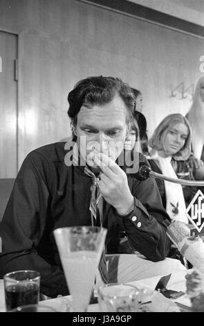 Hugh Hefner auf einer Pressekonferenz in München, 1970 Stockfoto