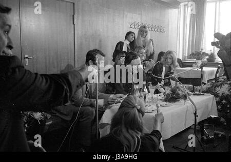 Hugh Hefner auf einer Pressekonferenz in München, 1970 Stockfoto