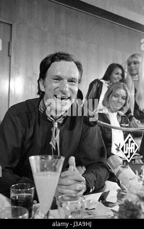 Hugh Hefner auf einer Pressekonferenz in München, 1970 Stockfoto