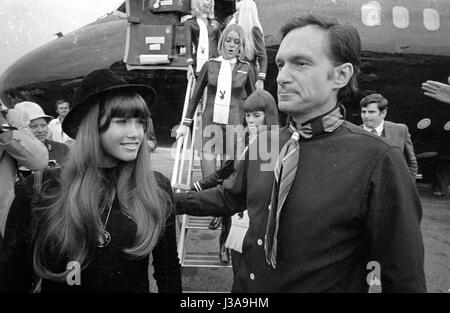 Ankunft von Hugh Hefner am Flughafen München-Riem, 1970 Stockfoto