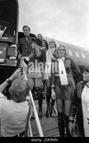 Ankunft von Hugh Hefner am Flughafen München-Riem, 1970 Stockfoto