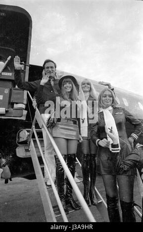 Ankunft von Hugh Hefner am Flughafen München-Riem, 1970 Stockfoto