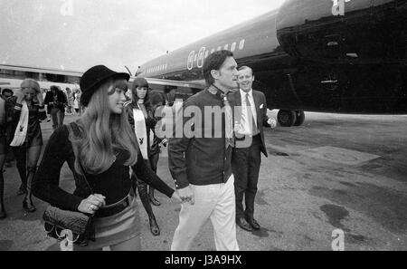 Ankunft von Hugh Hefner am Flughafen München-Riem, 1970 Stockfoto